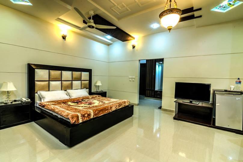 Midway Hotel & Restaurant Sadiqabad Экстерьер фото