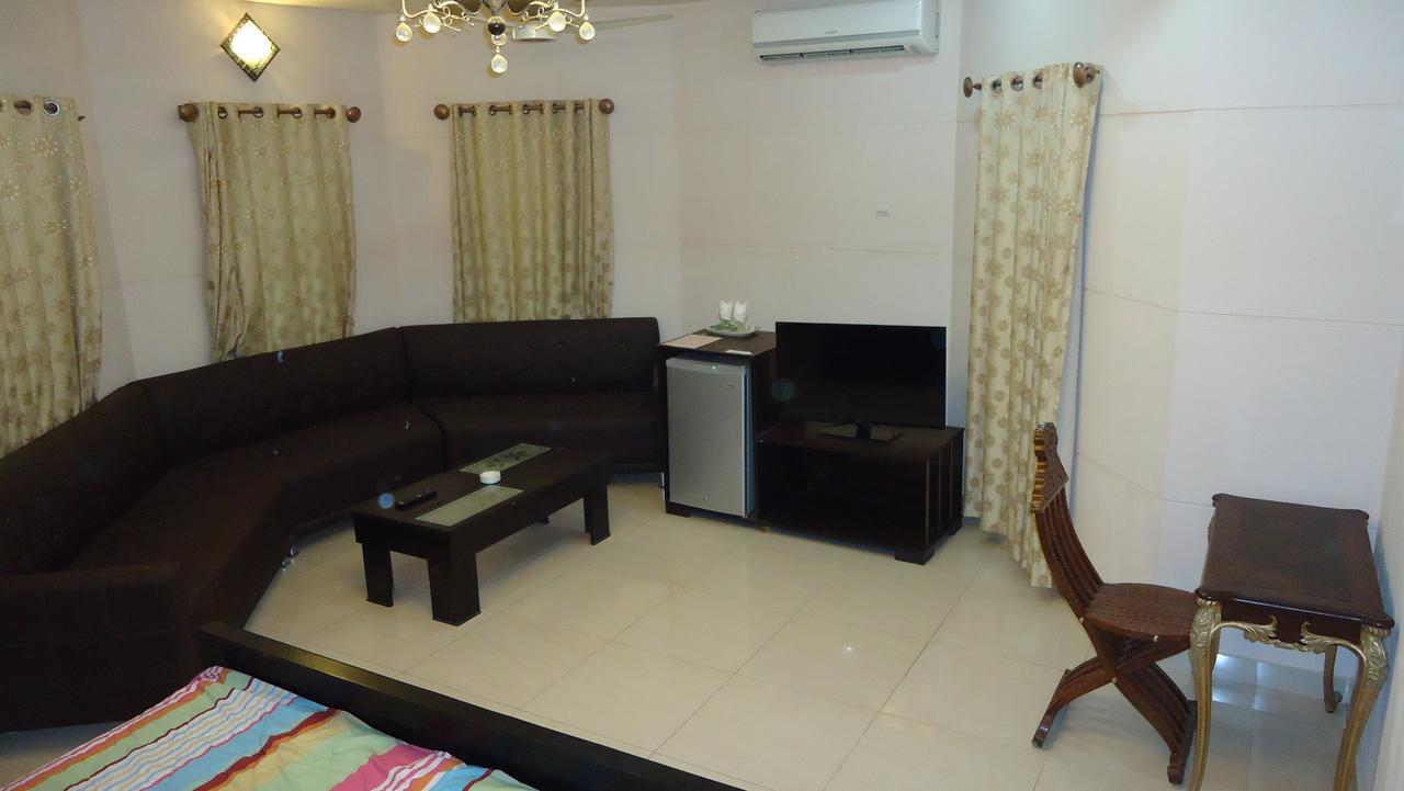 Midway Hotel & Restaurant Sadiqabad Экстерьер фото