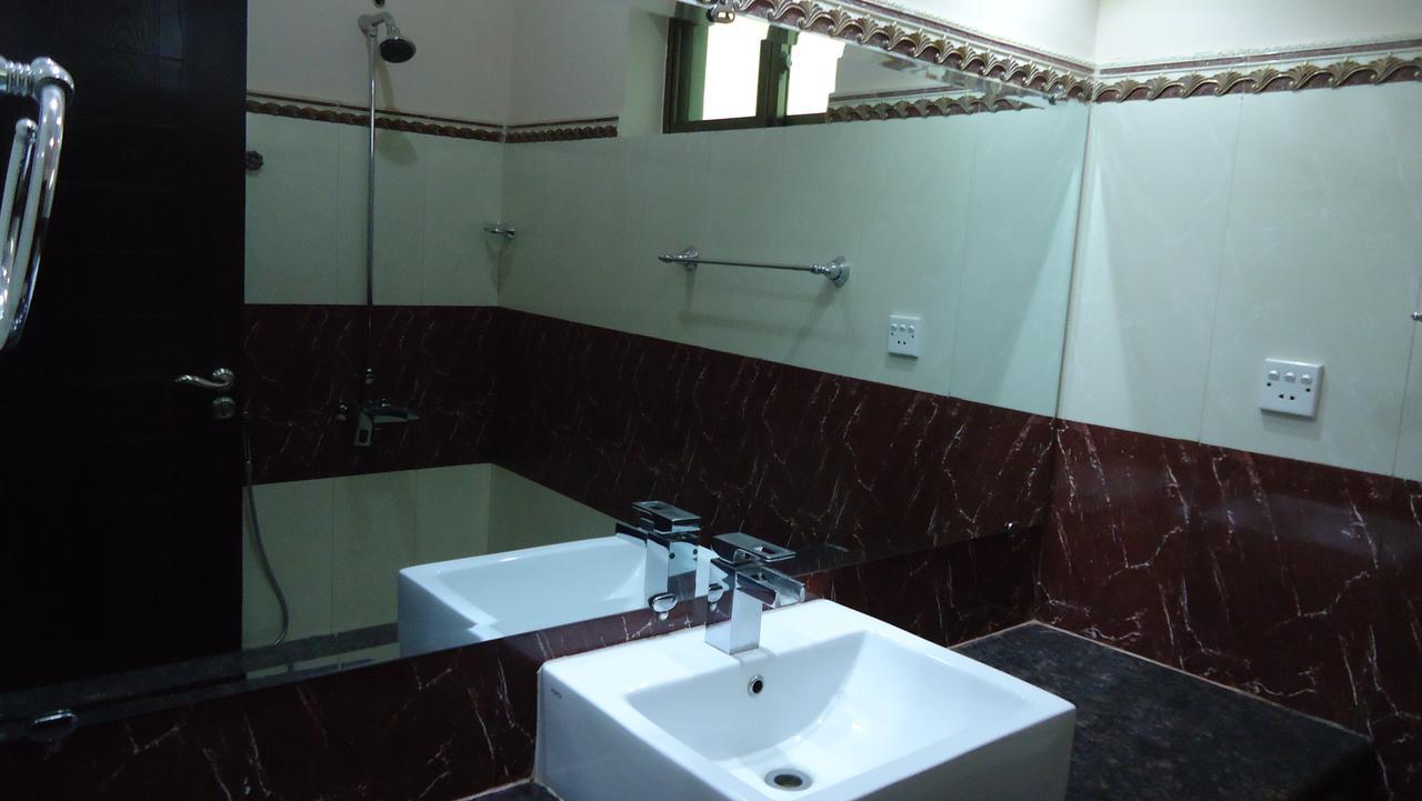 Midway Hotel & Restaurant Sadiqabad Экстерьер фото