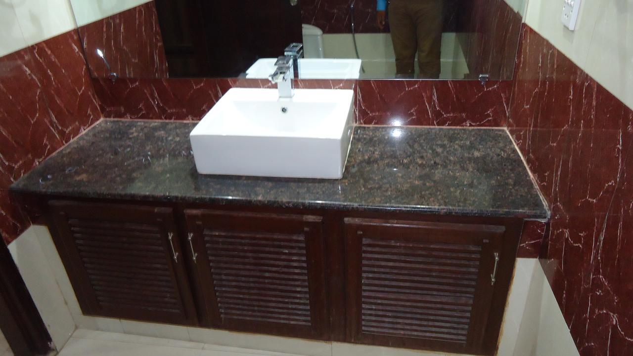 Midway Hotel & Restaurant Sadiqabad Экстерьер фото