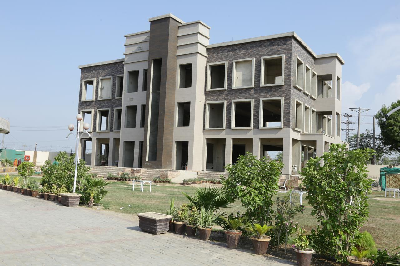 Midway Hotel & Restaurant Sadiqabad Экстерьер фото