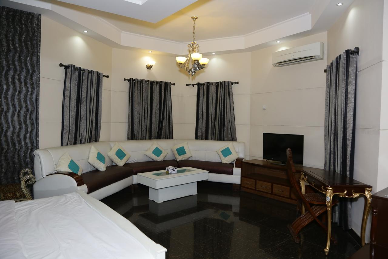 Midway Hotel & Restaurant Sadiqabad Экстерьер фото